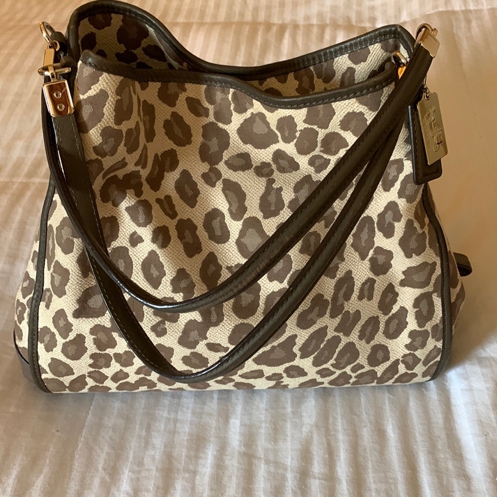 COACH Bag cheetah print silk lining, excellent condition.